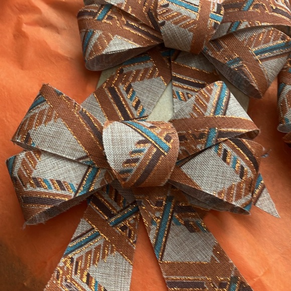 13 various fall decorated bows & my gift of 2 gold leaves. - Picture 6 of 9